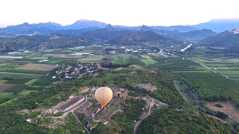 Românii care își planifică vacanța sunt așteptați la Târgul de Turism, unde Christian Tour vine cu gratuități pentru copii, vacanțe la 1 euro și campania ”Găsești mai ieftin? Dublăm diferența”